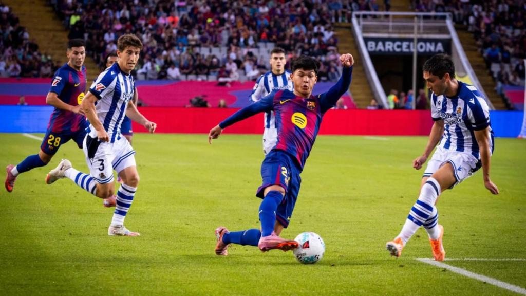 Dro Fernández realiza un quiebro en su debut durante el Barça-Real Sociedad