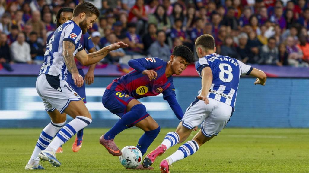 Dro, rodeado de dos rivales, en el Barça-Real Sociedad