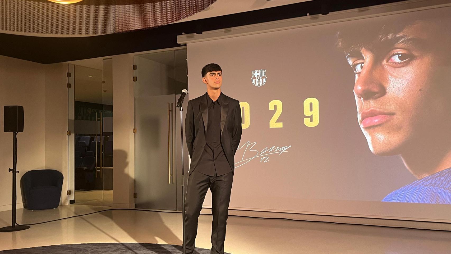 Marc Bernal renueva con el Barça hasta 2029