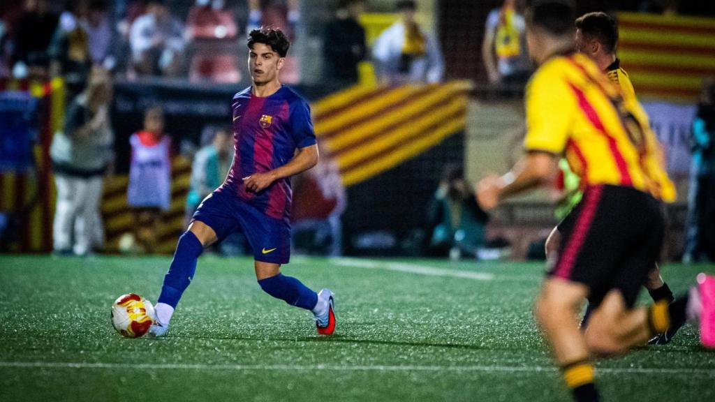 Xavi Espart filtra un pase durante el Sant Andreu-Barça B