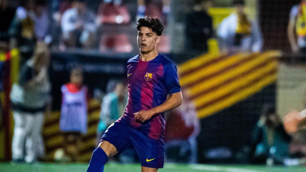 Xavi Espart filtra un pase durante el Sant Andreu-Barça B