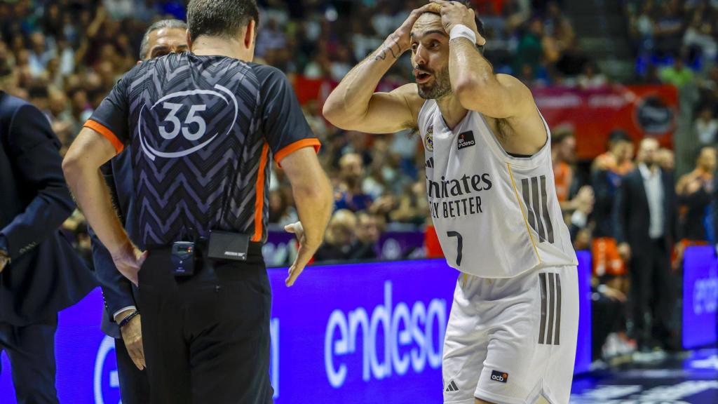 Facundo Campazzo discute con el árbitro en la final de la Supercopa de basket