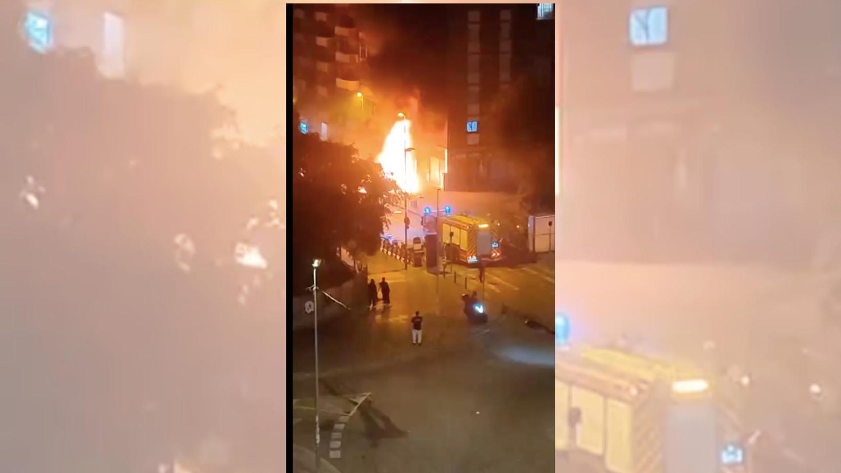 Un incendio en Badalona calcina ocho coches y una moto en el barrio de La Salut