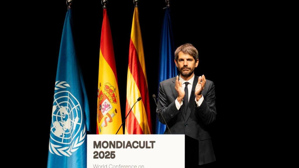 El ministro de Cultura del Gobierno, Ernest Urtasun, aplaude durante una ovación a Palestina en la inauguración del Mondiacult 2025