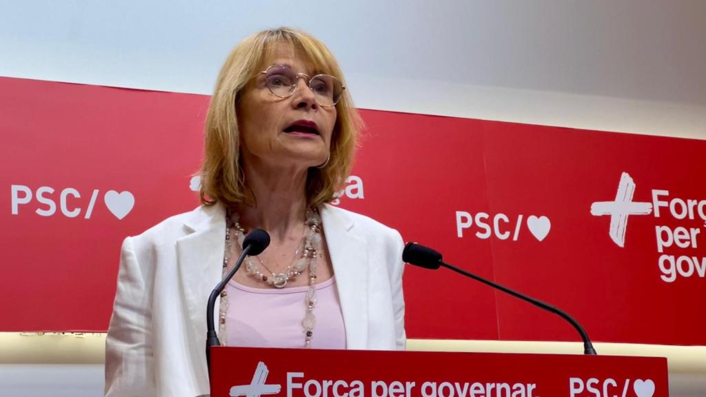 La viceprimera secretaria y portavoz del PSC, Lluïsa Moret, en una rueda de prensa desde la sede del partido