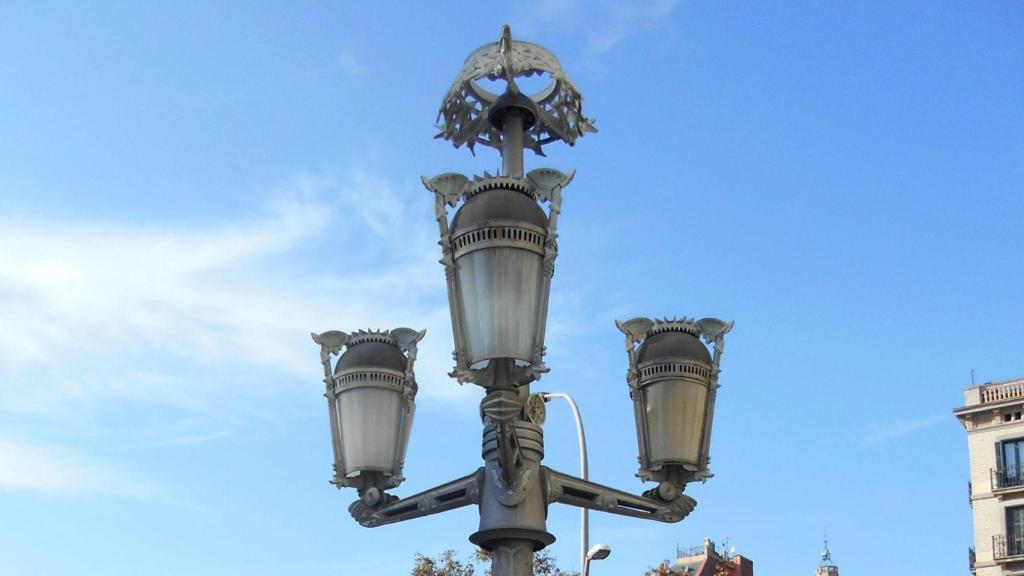 El enigma antimonárquico de Gaudí, unas farolas