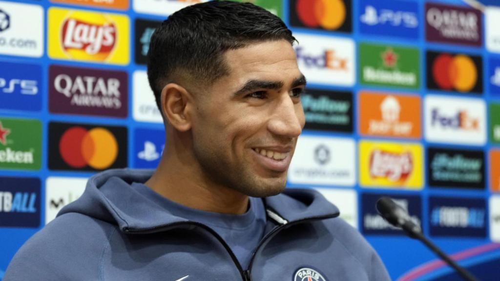 Achraf Hakimi atiende a los medios antes del Barça-PSG