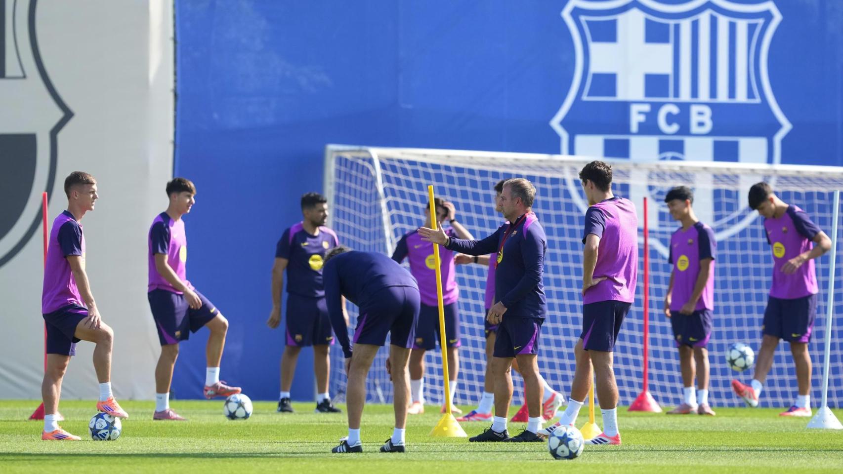 Hansi Flick dirige el último entrenamiento del Barça antes de enfrentarse al PSG