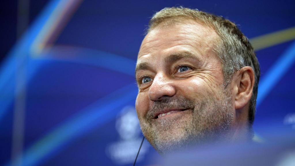 Hansi Flick atén als mitjans de comunicació abans del Barça-PSG