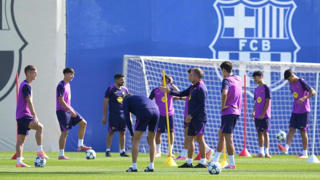 Hansi Flick dirige el último entrenamiento del Barça antes de enfrentarse al PSG