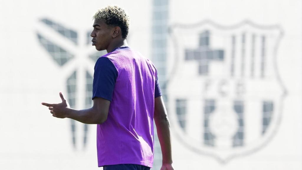 Lamine Yamal se entrena antes del Barça-PSG