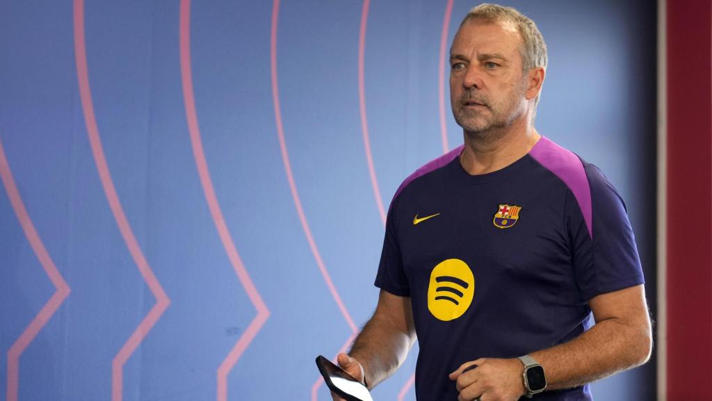 Hansi Flick entra a la sala de prensa antes del Barça-PSG