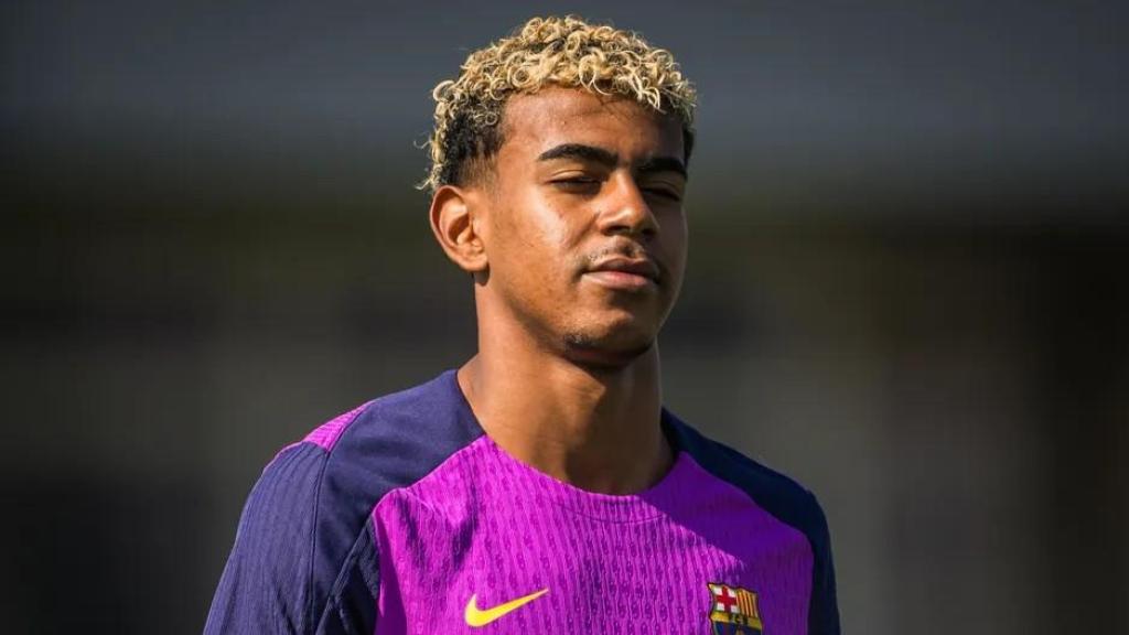 Lamine Yamal se entrena antes de jugar contra el PSG