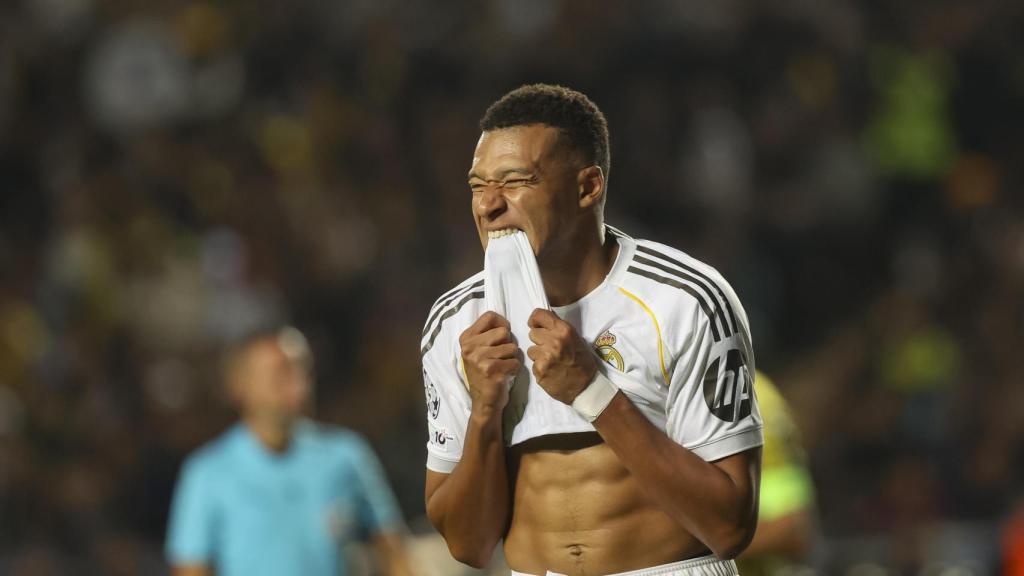 Kylian Mbappé se muerde la camiseta en el Kairat-Real Madrid de la Champions League