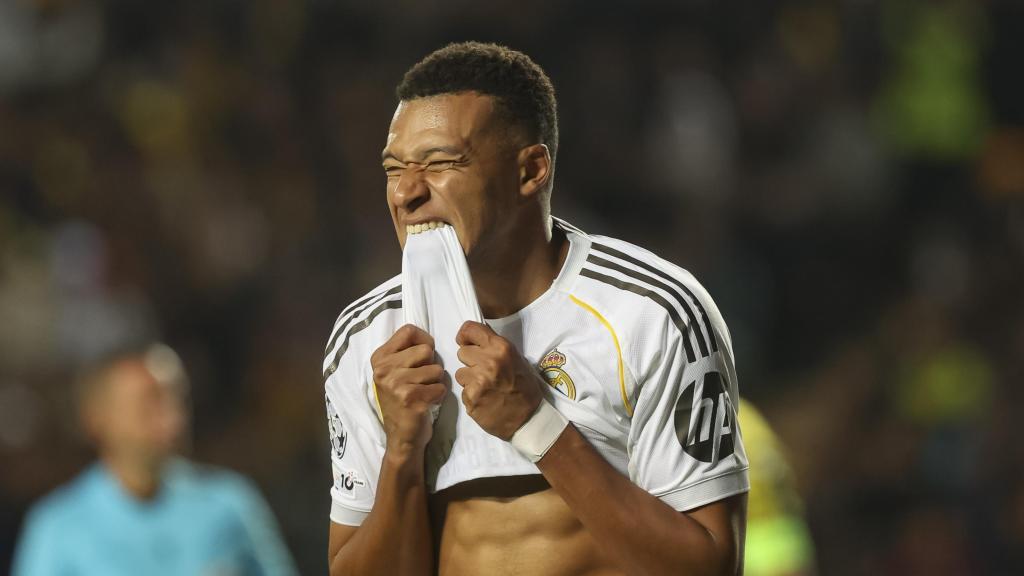 Kylian Mbappé se muerde la camiseta en el Kairat-Real Madrid de la Champions League