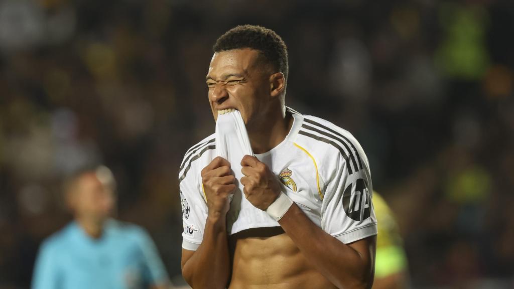 Kylian Mbappé se muerde la camiseta en el Kairat-Real Madrid de la Champions League