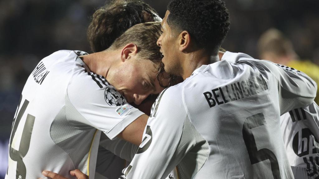 Jude Bellingham y Dean Huijsen celebran la victoria del Real Madrid contra el Kairat (0-5) en la Champions League