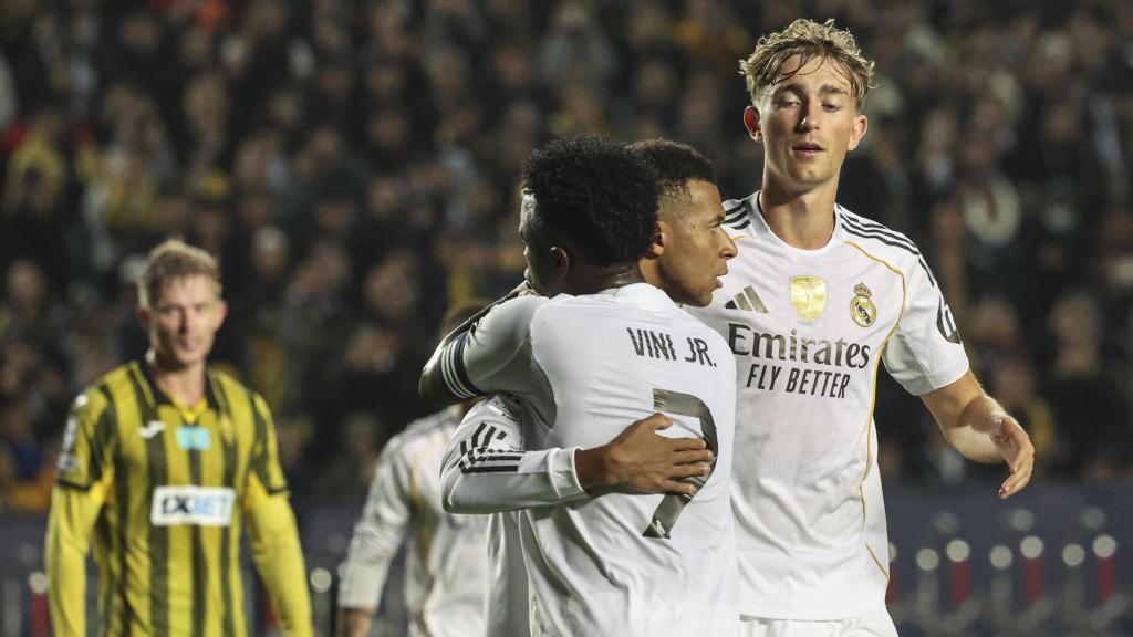 Vinicius Jr y Dean Huijsen felicitan a Kylian Mbappé por un gol contra el Kairat