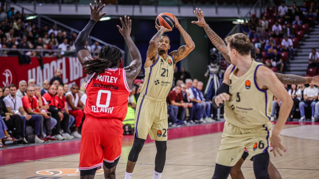 Will Clyburn lanza de triple en el Hapoel Tel Aviv-Barça de basket de Euroliga