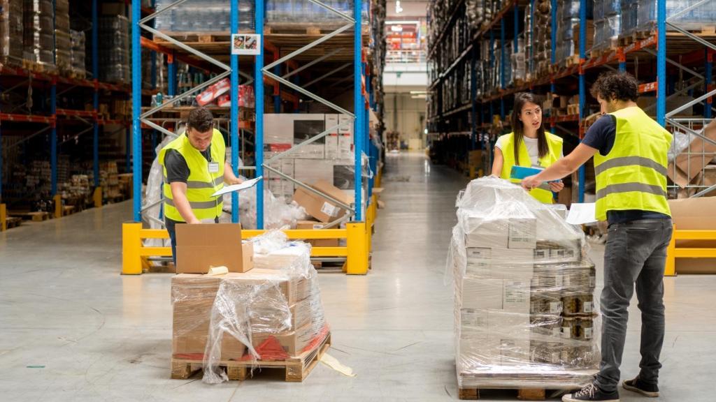 Trabajadores en un almacén