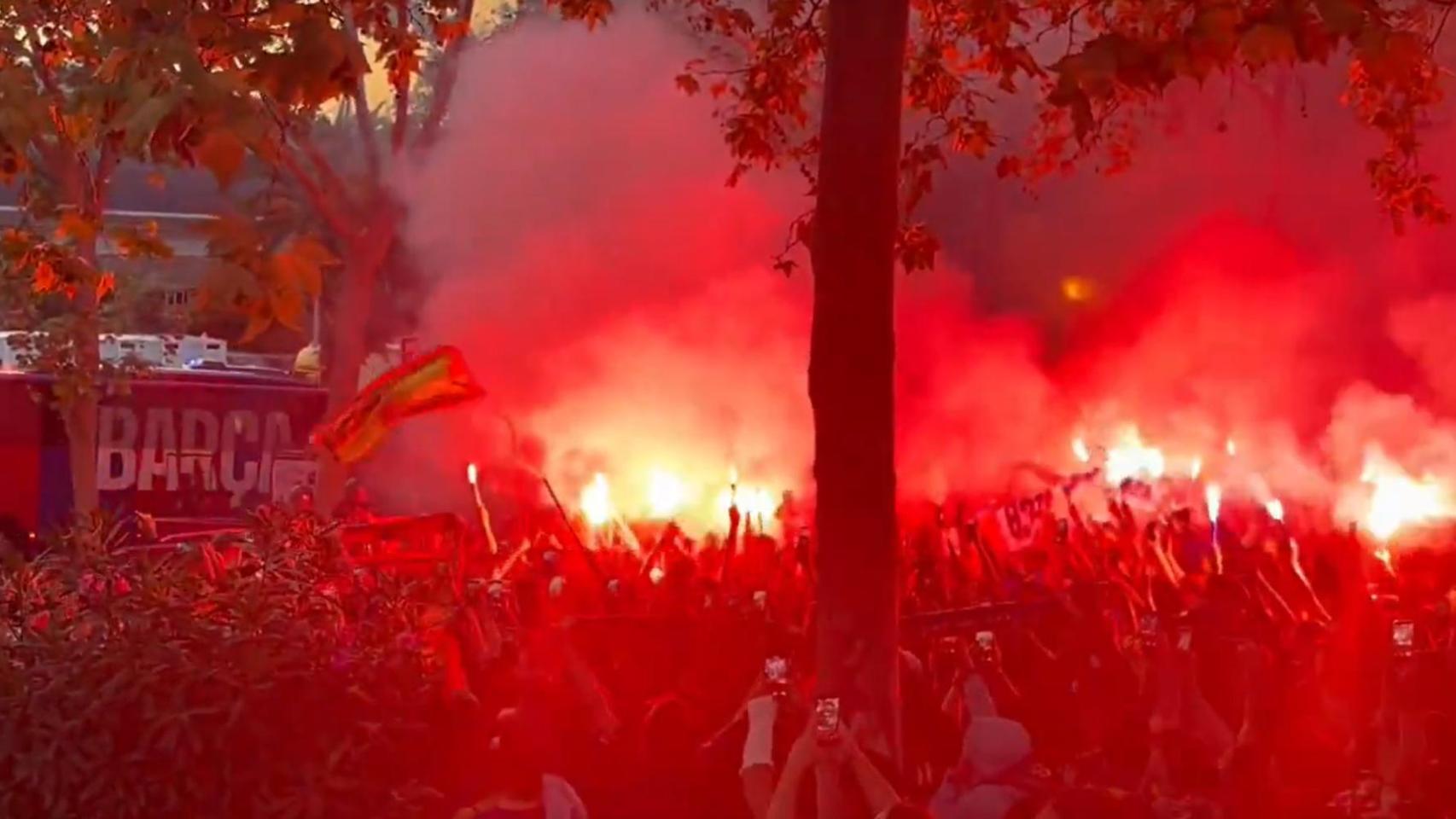 El espectacular recibimiento de los aficionados culés al autobús del Barça en Montjuïc