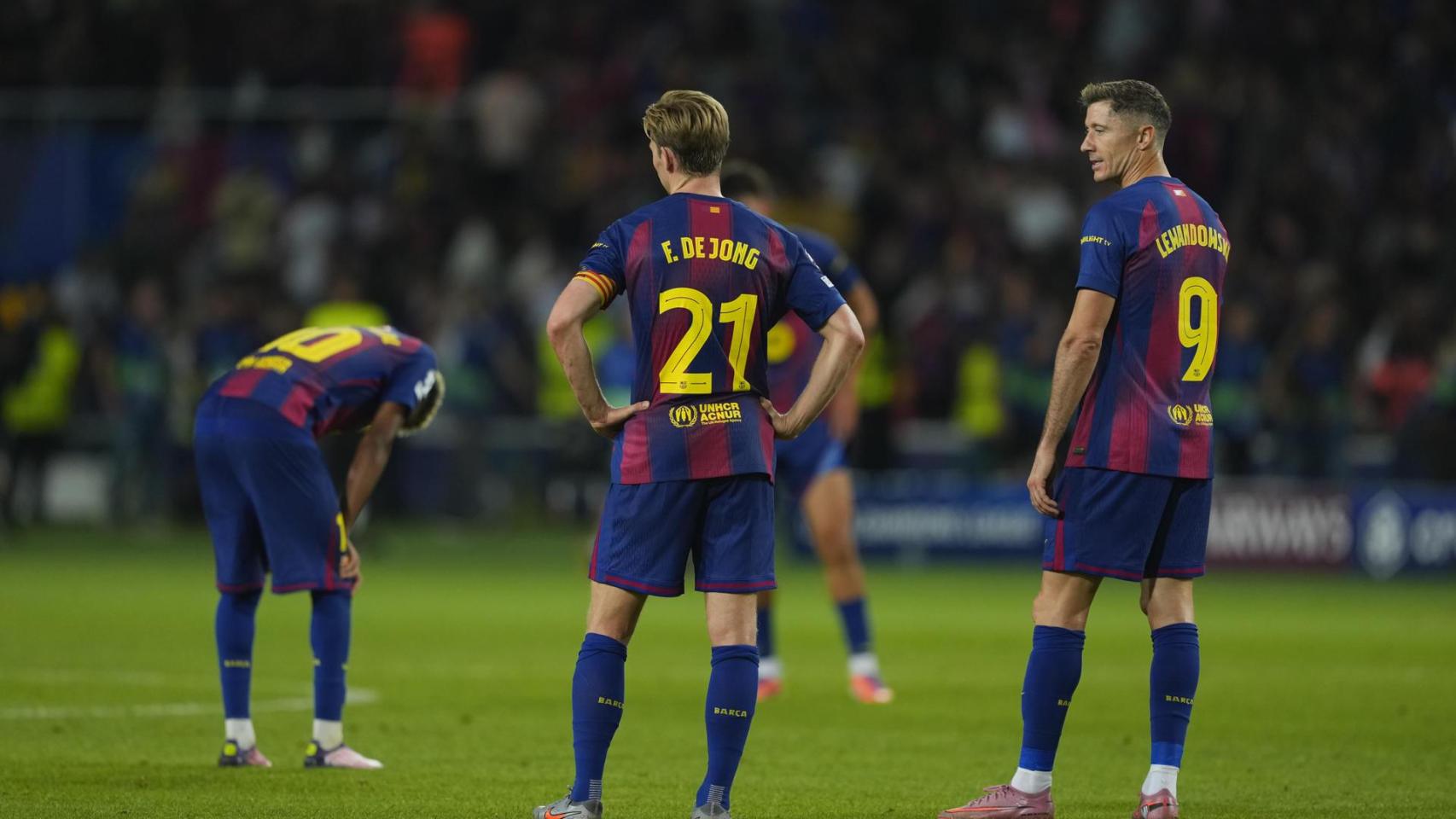 Lamine Yamal, Frenkie de Jong y Robert Lewandowski, decepcionados tras la derrota del Barça contra el PSG