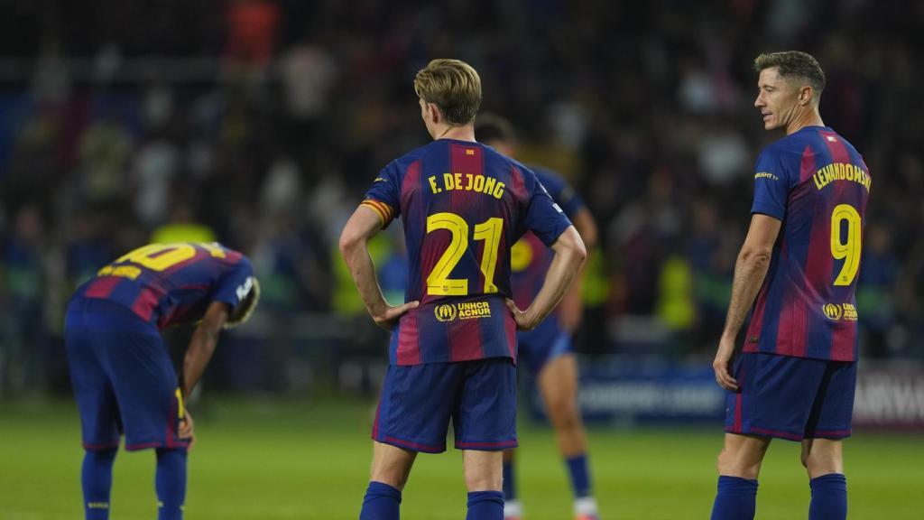Lamine Yamal, Frenkie de Jong y Robert Lewandowski, decepcionados tras la derrota del Barça contra el PSG