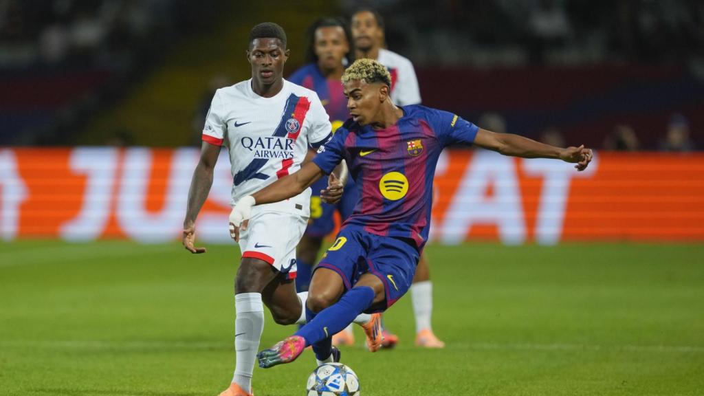 Lamine Yamal caracolea ante Nuno Mendes en el Barça-PSG