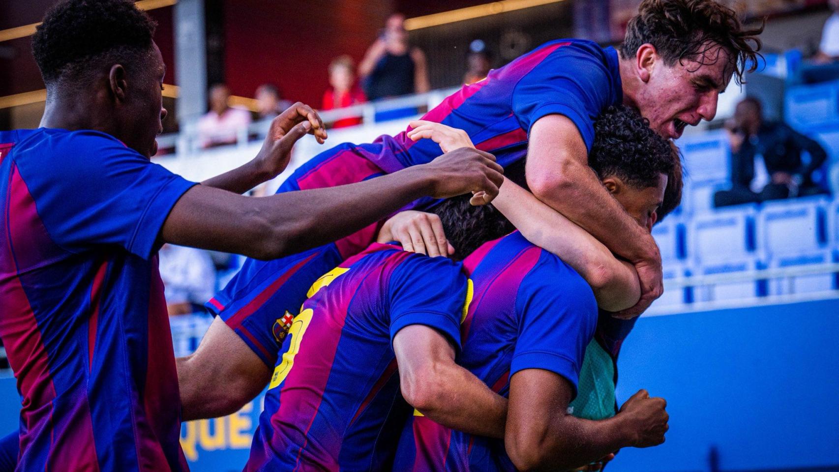 Los jugadores del Juvenil A del Barça celebran un gol en la remontada contra el PSG en la Youth League