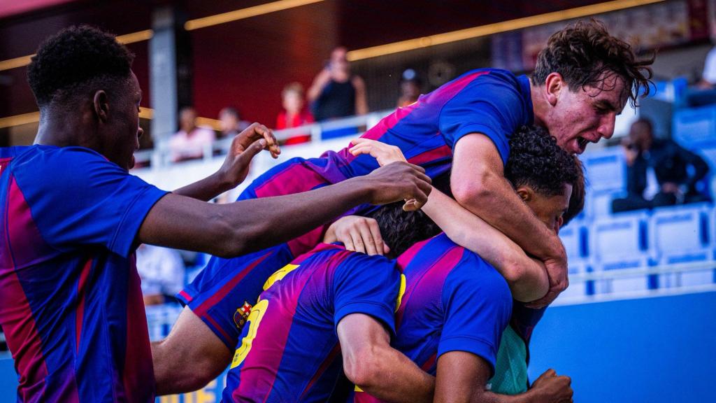 Los jugadores del Juvenil A del Barça celebran un gol en la remontada contra el PSG en la Youth League