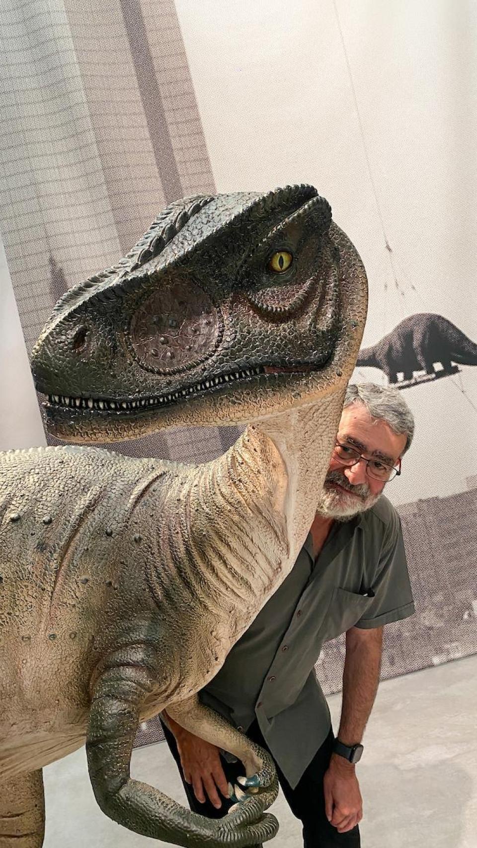 Joan Fontcuberta con una de las figuras de la exposición.