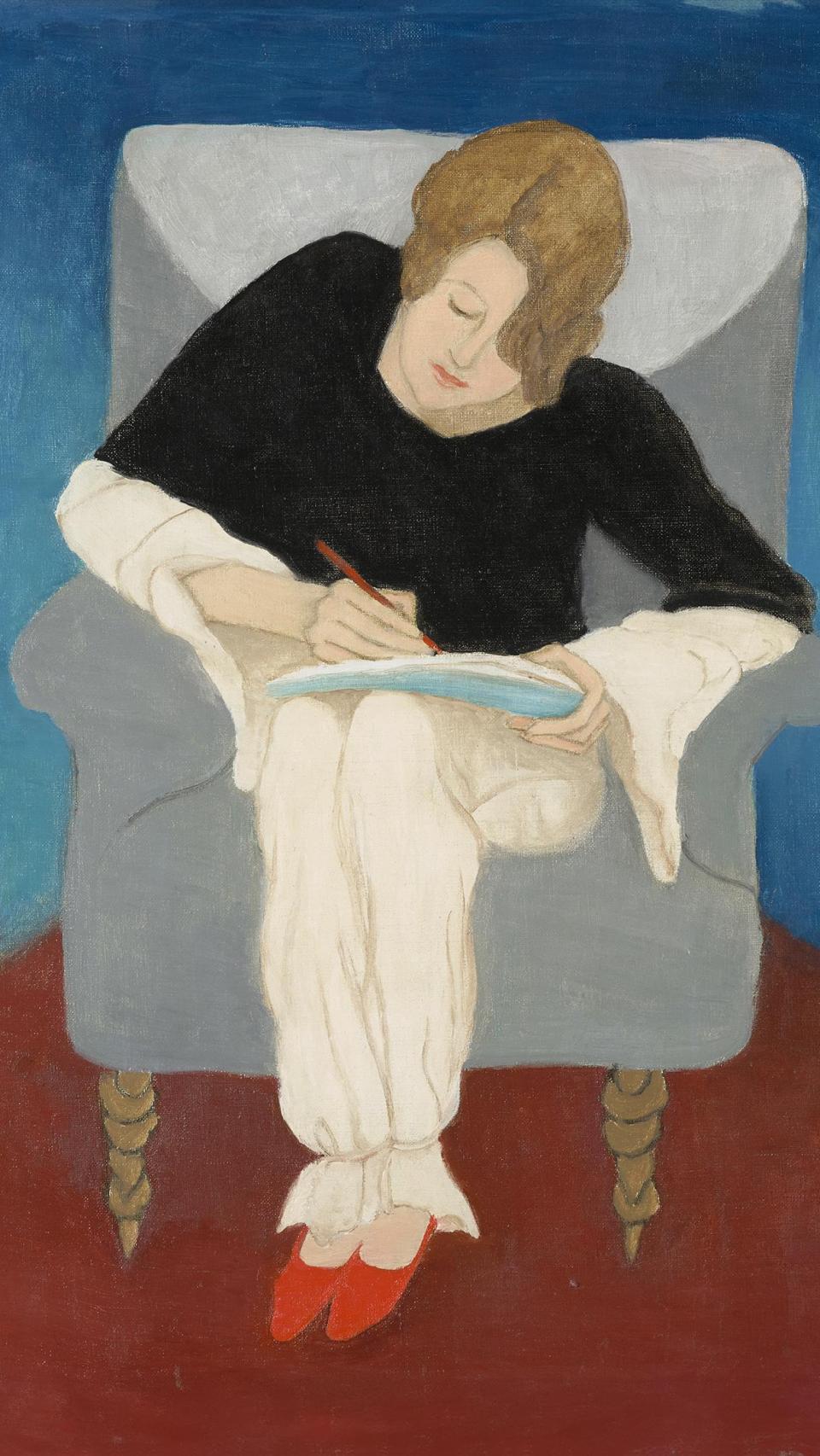 Mujer escribiendo en un sillon