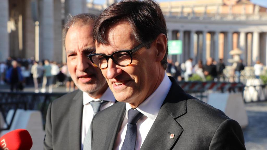 El 'president' del Govern, Salvador Illa, con el 'conseller Ramon Espadaler en la Ciudad del Vaticano tras su audiencia con el papa León XIV