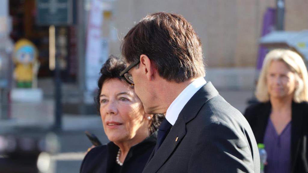 La embajadora de España en la Santa Sede, Isabel Celaá, con el 'president' de la Generalitat, Salvador Illa