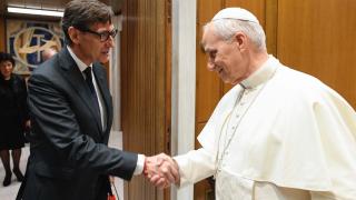 El 'president' Illa saluda al Papa León XIV en la Basílica de San Pedro, en Ciudad del Vaticano