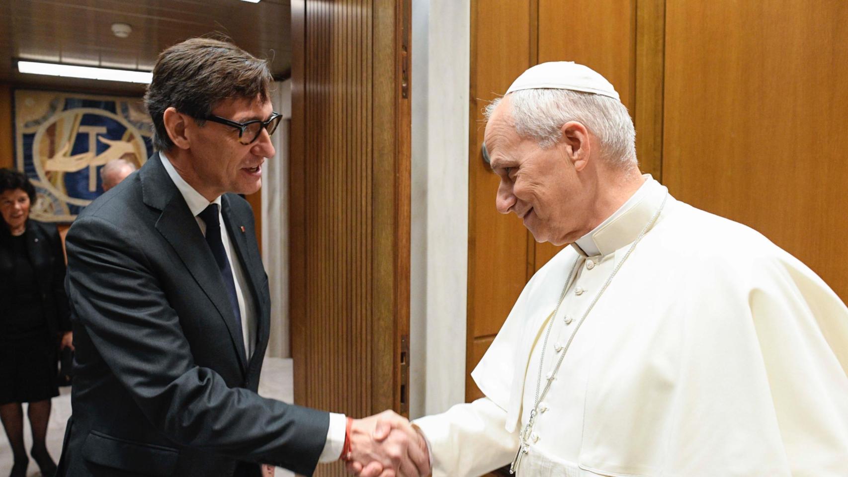 El 'president' Illa saluda al Papa León XIV en la Basílica de San Pedro, en Ciudad del Vaticano