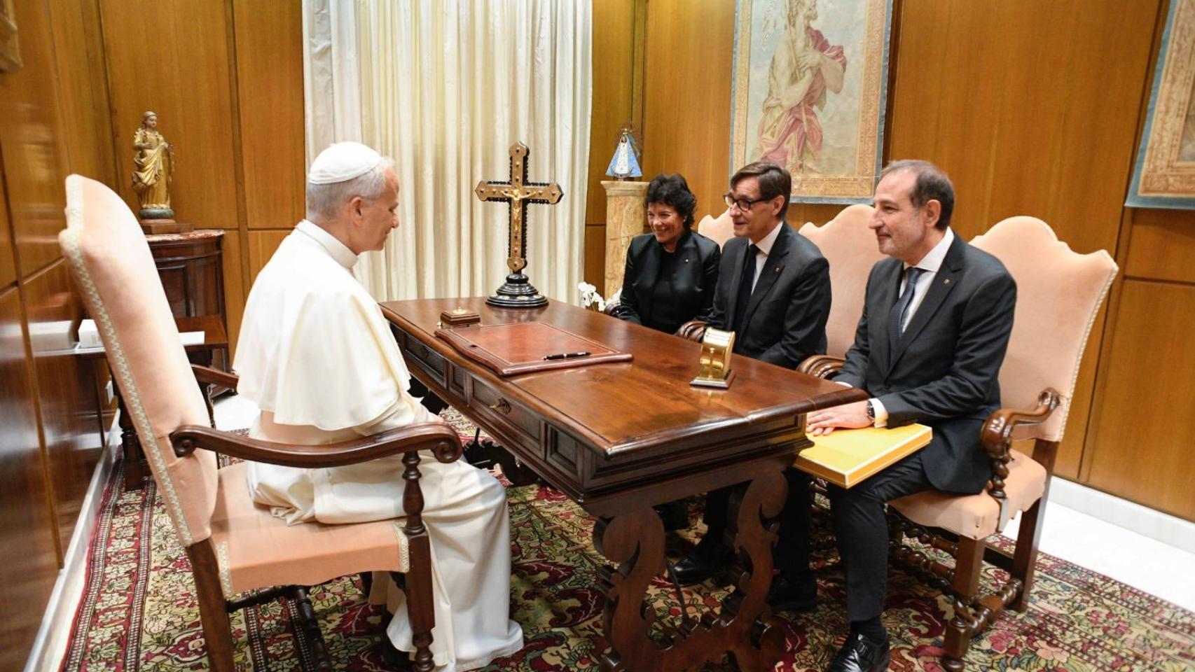 El Papa León XIV, sentado con la embajadora de España en la Santa Sede, Isabel Celaá, el 'president' Salvador Illa y el 'conseller' Ramon Espadaler