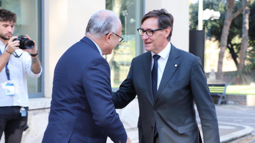 Salvador Illa, presidente de Cataluña, se saluda con Roberto Gualtieri, alcalde de Roma, en la capital italiana