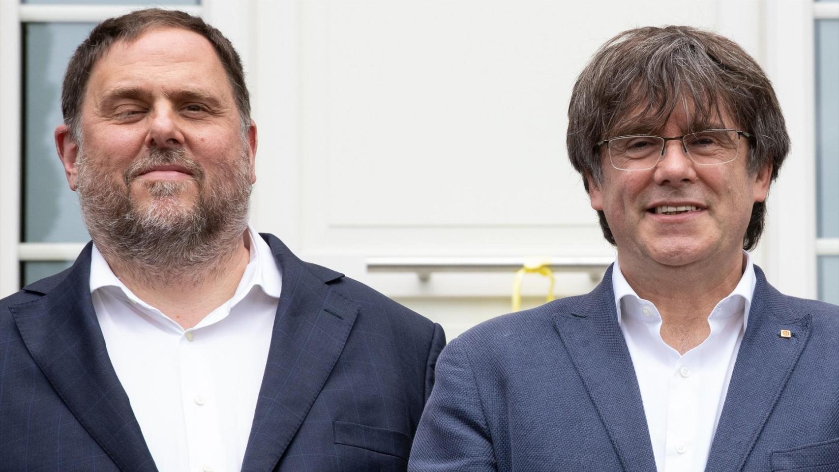 El líder de ERC, Oriol Junqueras (i), y el expresidente de la Generalitat y líder de Junts, Carles Puigdemont