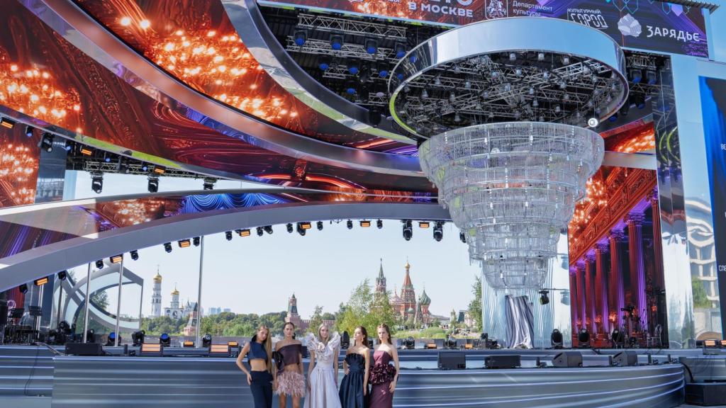 Modelos despues del desfile de Duly Romero España en la Moscow Fashion Week en el Parque Zaryadye cerca de Moscu