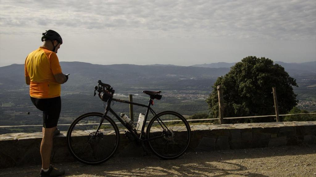 Un hombre descansa en el parque natural del Montseny (Barcelona)