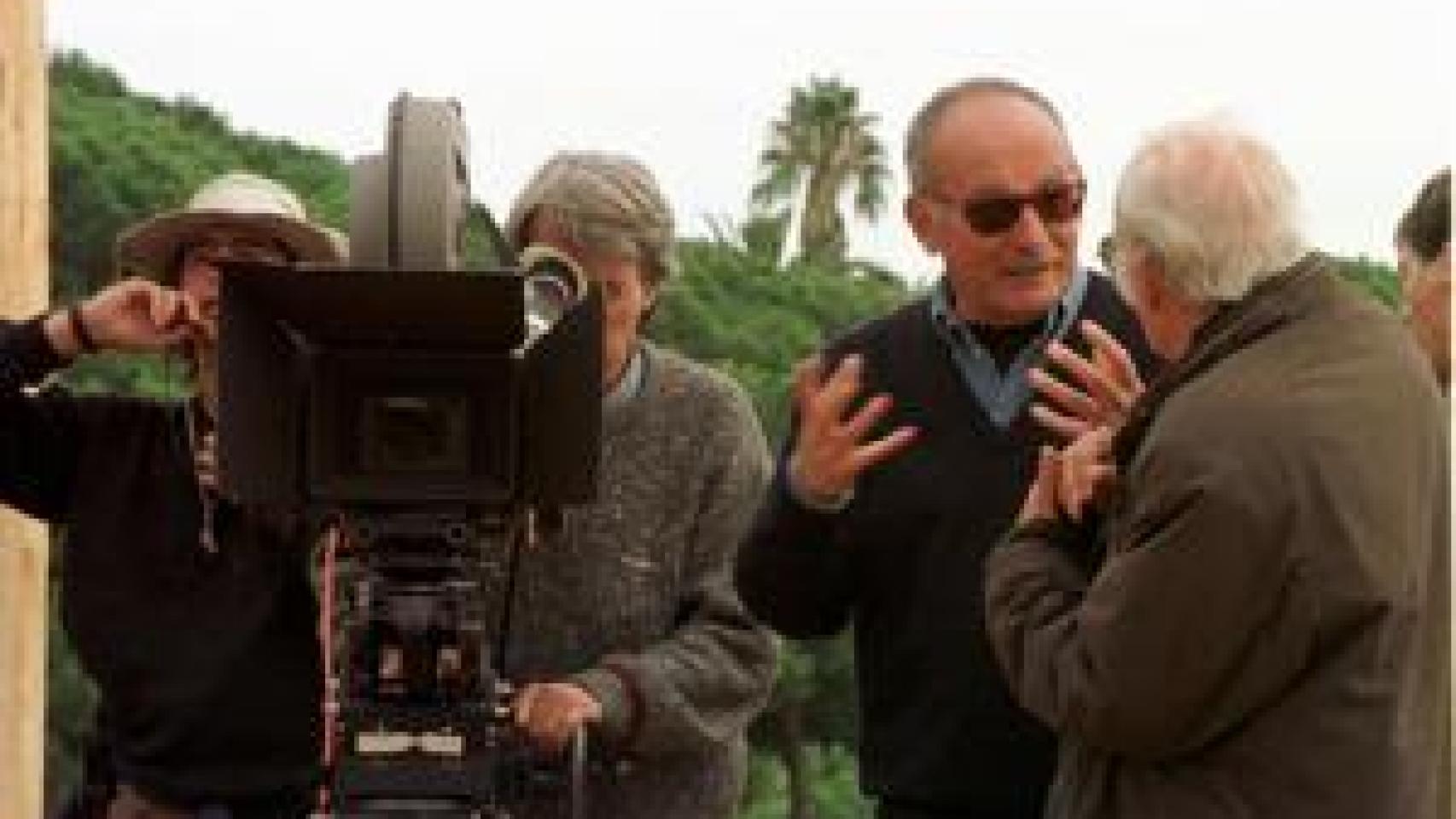 Imagen de Archivo -  El director de cine Mario Camus, durante el rodaje de La ciudad de los prodigios. EFE/LLUIS GENE