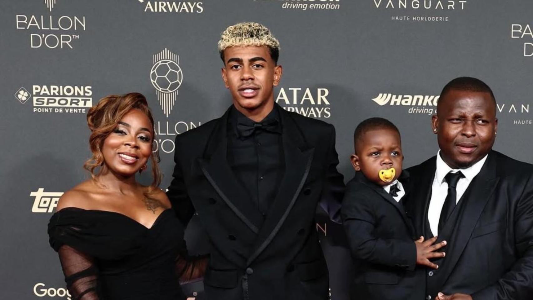 Lamine Yamal, con su hermano, su madre Sheila Ebana y su pareja