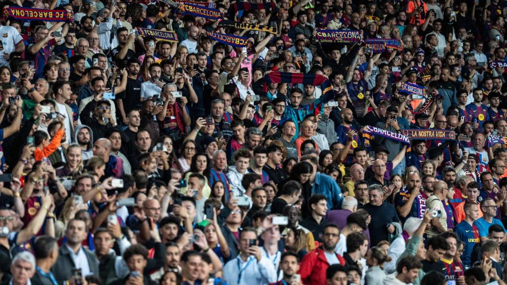 La afición del Barça, en el Estadi Olímpic de Montjuïc durante el Barça-PSG