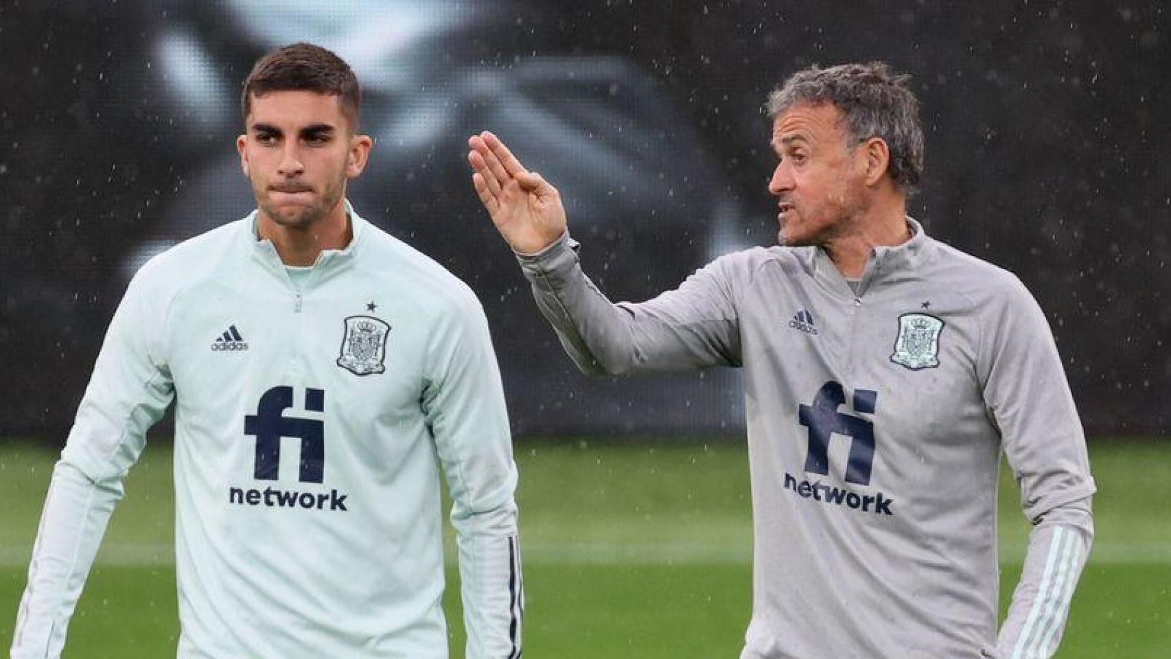 Ferran Torres y Luis Enrique en un entrenamiento de la selección española