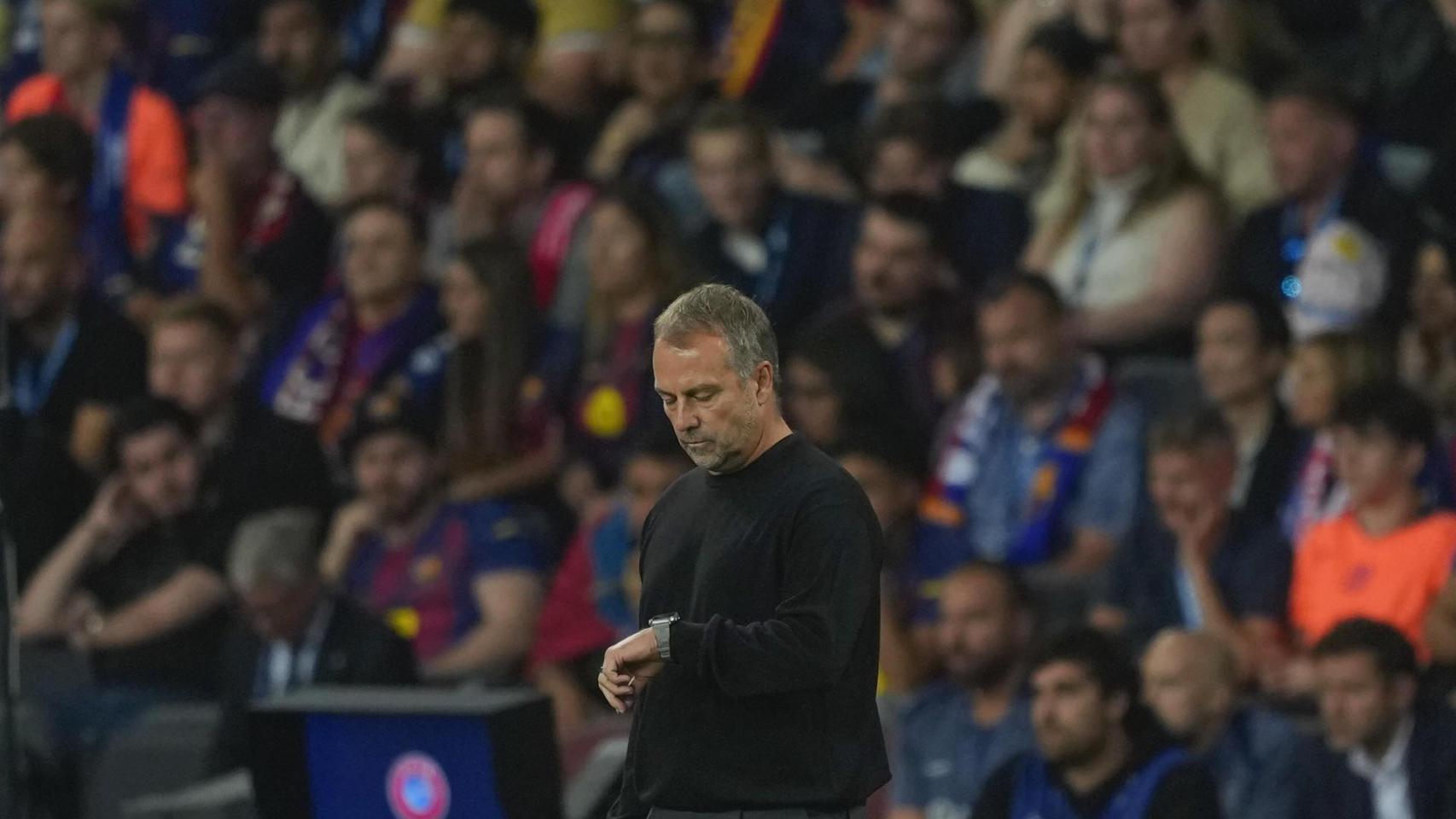 Hansi Flick mira el reloj ante el PSG