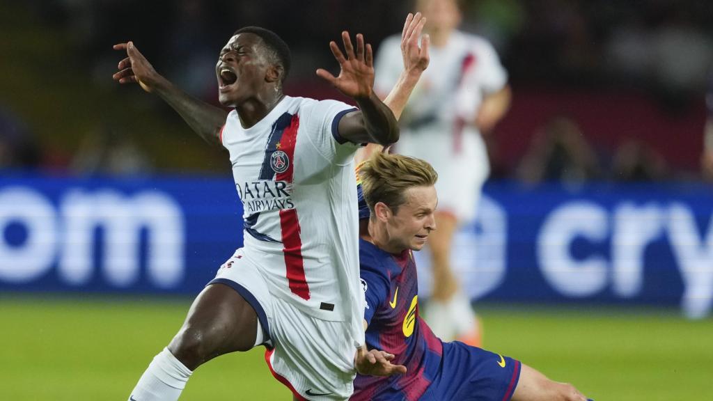 Frenkie de Jong es juga l'expulsió amb una falta sobre Nuno Mendes en el Barça-PSG