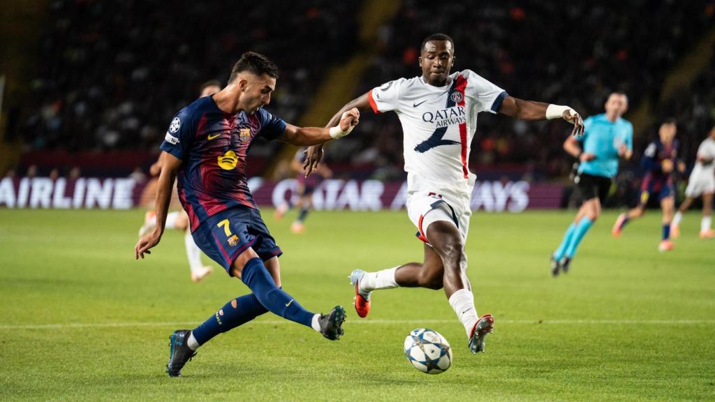 Ferran Torres realitza un xut en el Barça-PSG