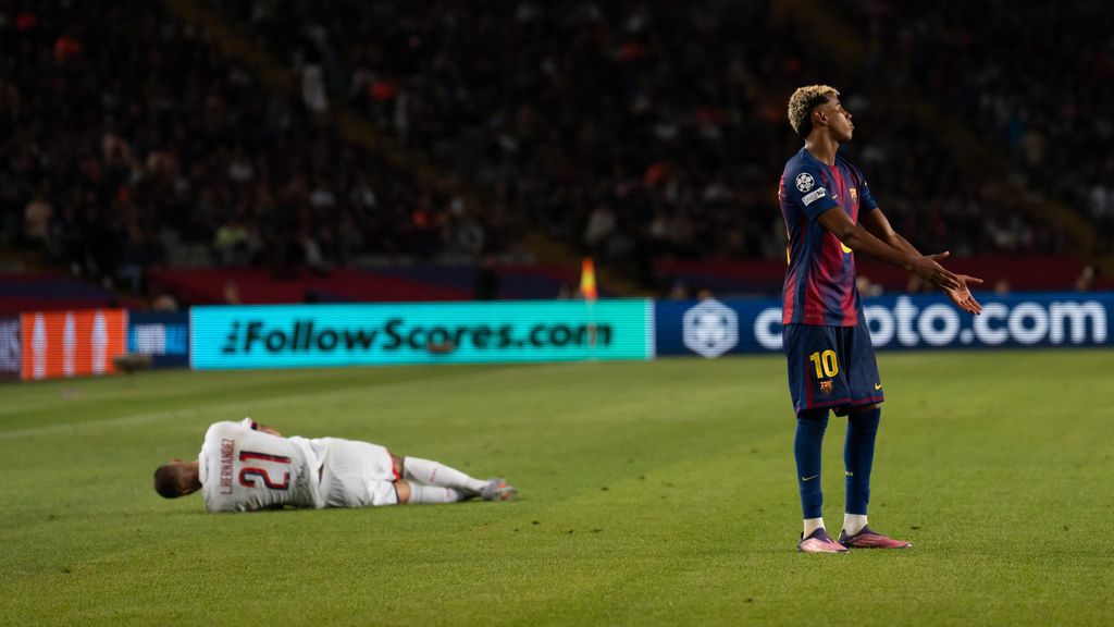 Lamine Yamal se lamenta, tras una falta a Lucas Hernández durante el Barça-PSG