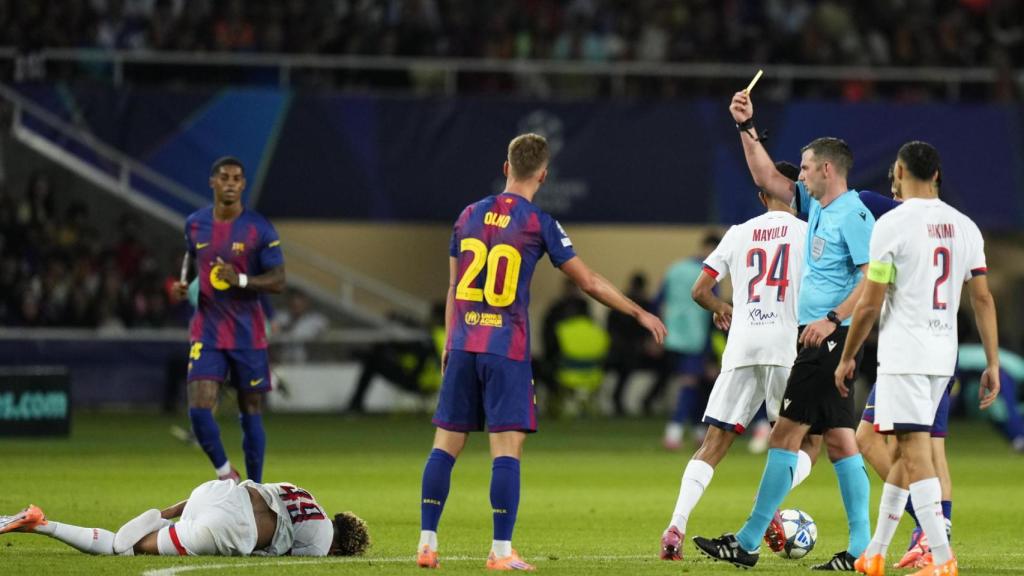 L'àrbitre del Barça-PSG mostra targeta groga a Dani Olmo